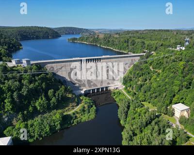 Hasselfelde, Allemagne. 02 août 2024. Vue sur le mur du barrage du réservoir Rappbode dans les montagnes du Harz (vue aérienne avec un drone). Cette année marque le 65e anniversaire du barrage. Le barrage de 106 mètres de haut et 415 mètres de long du réservoir a été achevé en 1959. Le barrage de Rappbode est principalement utilisé pour le contrôle des inondations et l'approvisionnement en eau potable. Le réservoir a une capacité d'environ 109 millions de mètres cubes d'eau. Crédit : Matthias Bein/dpa/Alamy Live News Banque D'Images