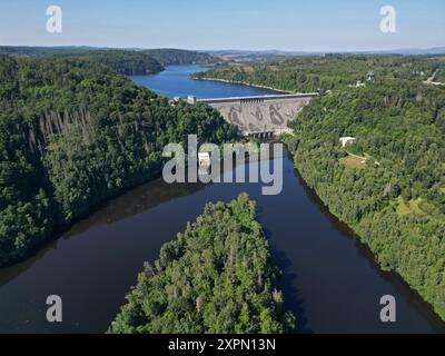 Hasselfelde, Allemagne. 02 août 2024. Vue sur le mur du barrage du réservoir Rappbode dans les montagnes du Harz (vue aérienne avec un drone). Cette année marque le 65e anniversaire du barrage. Le barrage de 106 mètres de haut et 415 mètres de long du réservoir a été achevé en 1959. Le barrage de Rappbode est principalement utilisé pour le contrôle des inondations et l'approvisionnement en eau potable. Le réservoir a une capacité d'environ 109 millions de mètres cubes d'eau. Crédit : Matthias Bein/dpa/Alamy Live News Banque D'Images