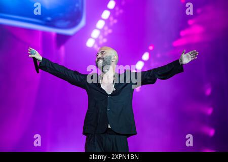 Giuliano Sangiorgi (Negramaro) se produit en concert au stade Maradona de Naples pour la tournée Da Sud a Nord - STADI 2024. (Photo Andrea Gulí / SOPA images/SIPA USA) Banque D'Images