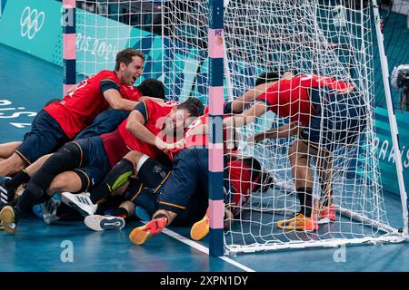 Lille, France. 07 août 2024. LILLE, FRANCE - 7 AOÛT : L'équipe espagnole célèbre la victoire lors du match Handball - Jeux Olympiques Paris 2024 entre l'Espagne et l'Egypte au stade Pierre Mauroy le 7 août 2024 à Lille, France. (Photo de Henk Seppen/Orange Pictures) crédit : Orange pics BV/Alamy Live News Banque D'Images