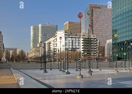 Paris, France - 05 janvier 2010 : installation d'art moderne à l'Esplanade centrale de la Défense dans le centre-ville de la capitale. Banque D'Images