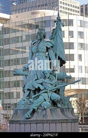 Paris, France - 05 janvier 2010 : Monument en bronze la Défense par le sculpteur français Louis Ernest Barrias site historique à l'Esplanade centrale de la capitale Banque D'Images