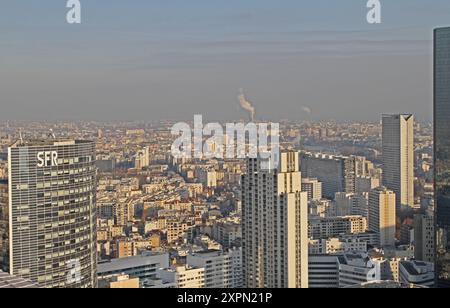 Paris, France - 05 janvier 2010 : vue aérienne des gratte-ciel grands immeubles de bureaux siège social SFR à la Défense dans la capitale Sunny Winter Day Banque D'Images