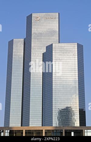 Paris, France - 05 janvier 2010 : Grand gratte-ciel en verre bâtiment de bureaux total Company à la Défense dans la capitale. Banque D'Images