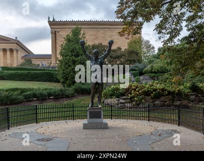 PHILADELPHIE, PENNSYLVANIE - 30 SEPTEMBRE 2019 : la statue rocheuse à Philadelphie, États-Unis. Statue massive et emblématique du boxeur fictif Rocky Balboa. Orig Banque D'Images