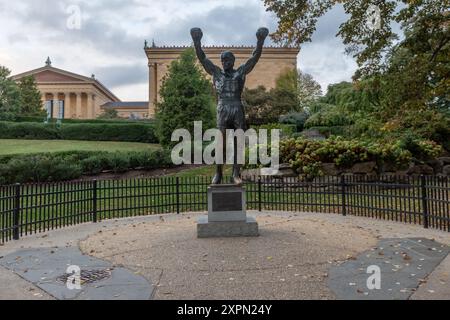 PHILADELPHIE, PENNSYLVANIE - 30 SEPTEMBRE 2019 : la statue rocheuse à Philadelphie, États-Unis. Statue massive et emblématique du boxeur fictif Rocky Balboa. Orig Banque D'Images