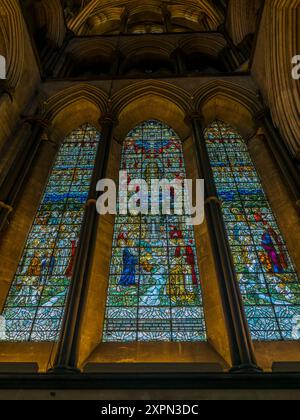 North East transept North Window, par James Powell and sons, 1915 - Heavenly Jerusalem, Salisbury, Wiltshire, Angleterre, Royaume-Uni, GB. Banque D'Images