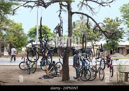 Ventes et réparations de vélos, MTO Wa Mbu, la rivière des moustiques, village, Arusha, Manyara, Tanzanie Banque D'Images