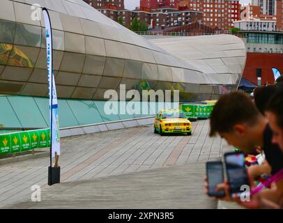 Spectateurs mobile filmant pilote de rallye espagnol Daniel 'Dani' Sordo Castillo dans une BMW M3 E30 dans le 17ème Cristian Lopez Rallye Santander Cantabria Espagne Banque D'Images