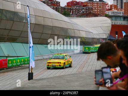 Spectateurs mobile filmant pilote de rallye espagnol Daniel 'Dani' Sordo Castillo dans une BMW M3 E30 dans le 17ème Cristian Lopez Rallye Santander Cantabria Espagne Banque D'Images