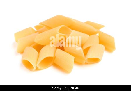 Tas de pâtes penne crues savoureuses sur fond blanc Banque D'Images