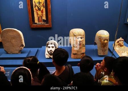 Shanghai, Chine. 7 août 2024. L'exposition « Top of the Pyramid : Ancient Egyptian Civilization Exhibition » exposée au Musée de Shanghai a attiré un grand nombre de visiteurs. Cette exposition rassemble 788 précieuses reliques culturelles de différentes périodes de l’Égypte antique, révélant pleinement la civilisation égyptienne antique et ses dernières découvertes archéologiques. C'est l'une des plus grandes expositions à l'étranger de reliques culturelles égyptiennes anciennes tenues par l'Égypte dans le monde au cours des 20 dernières années, et la plupart des reliques culturelles arrivent en Asie pour la première fois. Crédit : Tang Yanjun/China News Banque D'Images