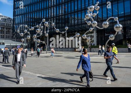 Londres, Royaume-Uni. 7 août 2024. « Infinite accumulation », 2024, une sculpture monumentale de l’artiste japonais Yayoi Kusama, est dévoilée devant l’entrée de la ligne Elizabeth à la gare de Liverpool Street. Commandé en 2019 dans le cadre du programme d’art public de la Crossrail Art Foundation pour la ligne Elizabeth, le polka dot reconnu de Kusama a été élargi en formes liées tridimensionnelles qui reflètent l’environnement à l’extérieur de la gare. Credit : Stephen Chung / Alamy Live News Banque D'Images