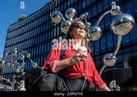 Londres, Royaume-Uni. 7 août 2024. « Infinite accumulation », 2024, une sculpture monumentale de l’artiste japonais Yayoi Kusama, est dévoilée devant l’entrée de la ligne Elizabeth à la gare de Liverpool Street. Commandé en 2019 dans le cadre du programme d’art public de la Crossrail Art Foundation pour la ligne Elizabeth, le polka dot reconnu de Kusama a été élargi en formes liées tridimensionnelles qui reflètent l’environnement à l’extérieur de la gare. Credit : Stephen Chung / Alamy Live News Banque D'Images