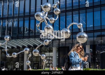 Londres, Royaume-Uni. 7 août 2024. « Infinite accumulation », 2024, une sculpture monumentale de l’artiste japonais Yayoi Kusama, est dévoilée devant l’entrée de la ligne Elizabeth à la gare de Liverpool Street. Commandé en 2019 dans le cadre du programme d’art public de la Crossrail Art Foundation pour la ligne Elizabeth, le polka dot reconnu de Kusama a été élargi en formes liées tridimensionnelles qui reflètent l’environnement à l’extérieur de la gare. Credit : Stephen Chung / Alamy Live News Banque D'Images