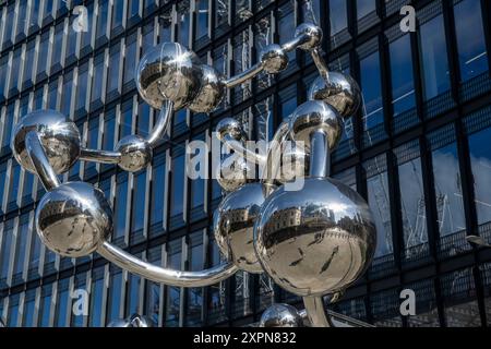 Londres, Royaume-Uni. 7 août 2024. « Infinite accumulation », 2024, une sculpture monumentale de l’artiste japonais Yayoi Kusama, est dévoilée devant l’entrée de la ligne Elizabeth à la gare de Liverpool Street. Commandé en 2019 dans le cadre du programme d’art public de la Crossrail Art Foundation pour la ligne Elizabeth, le polka dot reconnu de Kusama a été élargi en formes liées tridimensionnelles qui reflètent l’environnement à l’extérieur de la gare. Credit : Stephen Chung / Alamy Live News Banque D'Images