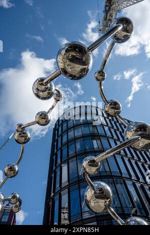 Londres, Royaume-Uni. 7 août 2024. « Infinite accumulation », 2024, une sculpture monumentale de l’artiste japonais Yayoi Kusama, est dévoilée devant l’entrée de la ligne Elizabeth à la gare de Liverpool Street. Commandé en 2019 dans le cadre du programme d’art public de la Crossrail Art Foundation pour la ligne Elizabeth, le polka dot reconnu de Kusama a été élargi en formes liées tridimensionnelles qui reflètent l’environnement à l’extérieur de la gare. Credit : Stephen Chung / Alamy Live News Banque D'Images