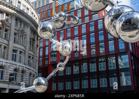 Londres, Royaume-Uni. 7 août 2024. « Infinite accumulation », 2024, une sculpture monumentale de l’artiste japonais Yayoi Kusama, est dévoilée devant l’entrée de la ligne Elizabeth à la gare de Liverpool Street. Commandé en 2019 dans le cadre du programme d’art public de la Crossrail Art Foundation pour la ligne Elizabeth, le polka dot reconnu de Kusama a été élargi en formes liées tridimensionnelles qui reflètent l’environnement à l’extérieur de la gare. Credit : Stephen Chung / Alamy Live News Banque D'Images