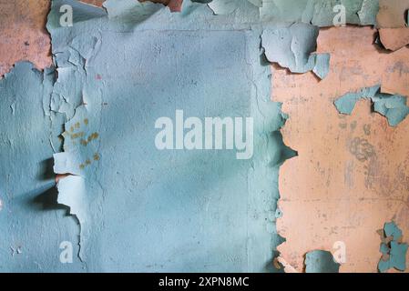 Fond de mur de béton rose grunge avec texture de couche de peinture bleu clair pelable Banque D'Images