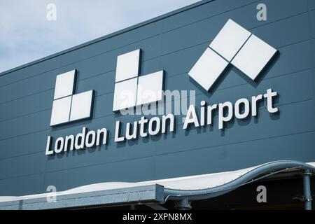 Londres, Royaume-Uni - 26 juillet 2024 : vue extérieure de l'aéroport de Luton. London Luton Airport (LTN) est un aéroport international situé à Luton, Bedfordshire, en Angleterre Banque D'Images