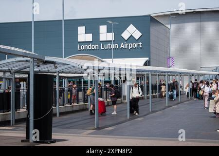 Londres, Royaume-Uni - 26 juillet 2024 : vue extérieure de l'aéroport de Luton. London Luton Airport (LTN) est un aéroport international situé à Luton, Bedfordshire, en Angleterre Banque D'Images