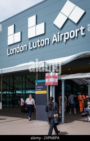 Londres, Royaume-Uni - 26 juillet 2024 : vue extérieure de l'aéroport de Luton. London Luton Airport (LTN) est un aéroport international situé à Luton, Bedfordshire, en Angleterre Banque D'Images