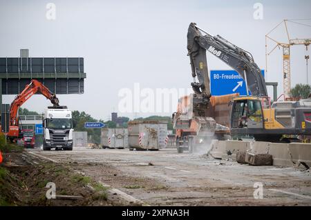 Bochum, Allemagne. 07 août 2024. Une pelle enlève les marquages de voie sur l'autoroute A40 fermée. Peu après le début de la fermeture de la route mardi soir, la succursale Westfalen d'Autobahn GmbH explique le projet complexe sur place. L'autoroute très fréquentée de la Ruhr sera fermée jusqu'au début du mois de novembre en raison de la construction d'un nouveau pont. Crédit : Bernd Thissen/dpa/Alamy Live News Banque D'Images