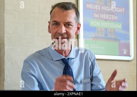 Pressekonferenz zur Eroeffnung der Garnisonkirche Potsdam, hier Peter Leinemann aus dem Vorstand der Stiftung Garnisonkirche Foto vom 06.08.2024. Der neue Potsdamer Garnisonkirchturm wird AM 22. Août nach fast sieben Jahren Bauzeit feierlich eroeffnet. Die Bauarbeiten fuer den derzeit knapp 60 mètre hohen Kirchturm laufen seit Herbst 2017. Nach der Eroeffnung soll noch die rund 30 Meter hohe Turmhaube errichtet werden. Die vollstaendige Fertigstellung des Bauwerks wird nach aktuellem stand 2026 erwartet. Die evangelische Kirche will den Turm vor allem als Bildungs-, Kultur- und Erinnerungsor Banque D'Images