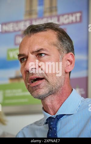 Pressekonferenz zur Eroeffnung der Garnisonkirche Potsdam, hier Peter Leinemann aus dem Vorstand der Stiftung Garnisonkirche Foto vom 06.08.2024. Der neue Potsdamer Garnisonkirchturm wird AM 22. Août nach fast sieben Jahren Bauzeit feierlich eroeffnet. Die Bauarbeiten fuer den derzeit knapp 60 mètre hohen Kirchturm laufen seit Herbst 2017. Nach der Eroeffnung soll noch die rund 30 Meter hohe Turmhaube errichtet werden. Die vollstaendige Fertigstellung des Bauwerks wird nach aktuellem stand 2026 erwartet. Die evangelische Kirche will den Turm vor allem als Bildungs-, Kultur- und Erinnerungsor Banque D'Images