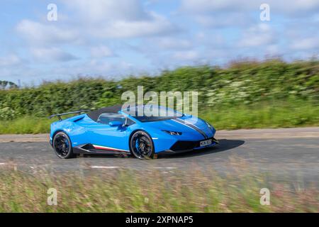 2016 Blue Lamborghini Huracan Gallardo Petrol 5204 cm3 ; roadster supercar se rendant au Hoghton Towers performance car Show, Bolton UK Banque D'Images