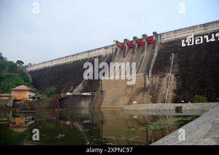 Barrage de Khun dan prakan chon à Nakhon Nayok, Thaïlande, Asie Banque D'Images