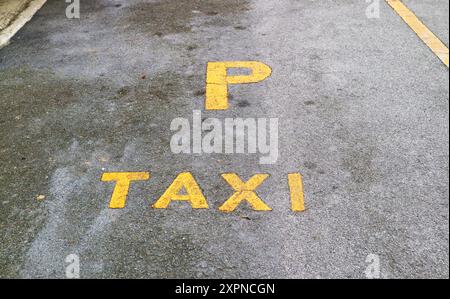 Jaune TAXI parking signe sur la rue Banque D'Images