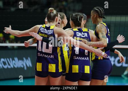 ISTANBUL, TURKIYE - 28 FÉVRIER 2024 : les joueurs de Fenerbahce Opet célèbrent le score lors du match de volley de la Ligue des champions de l'Allianz MTV Stuttgart CEV Banque D'Images