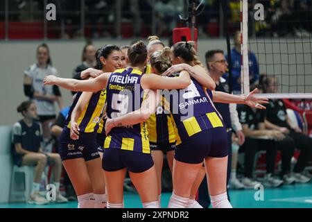 ISTANBUL, TURKIYE - 28 FÉVRIER 2024 : les joueurs de Fenerbahce Opet célèbrent le score lors du match de volley de la Ligue des champions de l'Allianz MTV Stuttgart CEV Banque D'Images