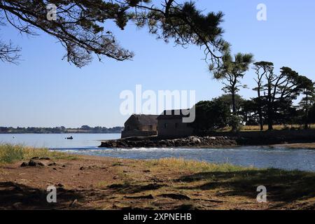 Vue de la chaussée de Larmor Baden à Ile de Berder comme la marée se lève, Larmor Baden, Baden, Morbihan, Bretagne, France Banque D'Images