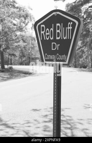 Panneau routier Red Bluff Drive au petit Jean State Park près de Morrilton, Arkansas, États-Unis. Le parc comprend plus de 32 kilomètres de sentiers de randonnée pittoresques. Banque D'Images