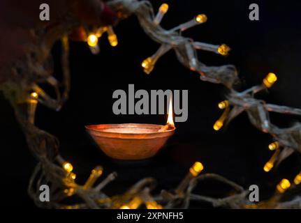 Diwali lampes Diya avec des lumières de Noël dans la nuit sombre Tihar Dipawali célébration Hindu Festival Banque D'Images