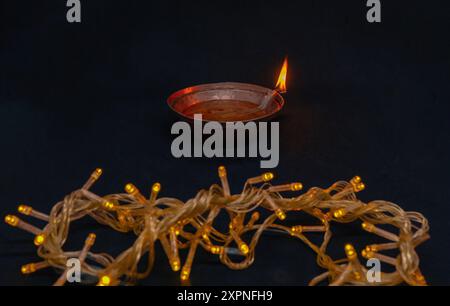 Diwali lampes Diya avec des lumières de Noël dans la nuit sombre Tihar Dipawali célébration Hindu Festival Banque D'Images