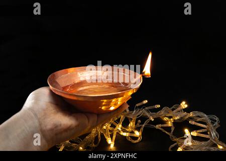 Diwali lampes Diya avec des lumières de Noël dans la nuit sombre Tihar Dipawali célébration Hindu Festival Banque D'Images