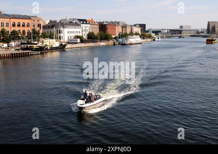 Copenhague/ Danemark/ 07 août 2024/ les gens apprécient le canotage de Daay dans le canal de Copenhague dans la capitale danoise Copenhague. (Photo. Francis Joseph Dean/Dean Pictures) (non destiné à un usage commercial) Banque D'Images