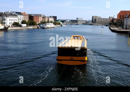 Copenhague/ Danemark/ 07 août 2024/ les gens apprécient le canotage de Daay dans le canal de Copenhague dans la capitale danoise Copenhague. (Photo. Francis Joseph Dean/Dean Pictures) (non destiné à un usage commercial) Banque D'Images