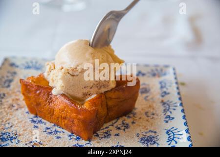 Manger de la torrija avec de la crème glacée. Espagne. Banque D'Images