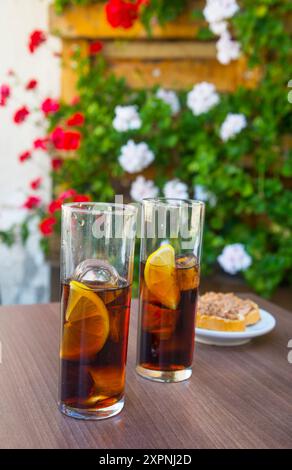 Deux verres de vermouth avec tapa sur une terrasse. Espagne. Banque D'Images