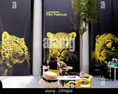 Locarno / Suisse, 7 août 2024. Les premières personnes arrivent au centre du Festival du film de Locarno. Crédits : Walter Gilgen Banque D'Images