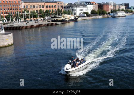 Copenhague/ Danemark/ 07 août 2024/ les gens apprécient le canotage de Daay dans le canal de Copenhague dans la capitale danoise Copenhague. Photo. Francis Joseph Dean/Dean images non destinées à un usage commercial Banque D'Images