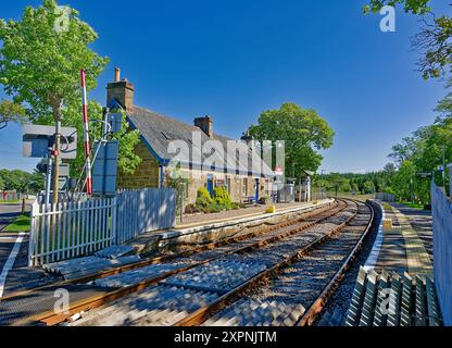 La gare ferroviaire de Forsinard et le RSPB Flow centre d'accueil du bâtiment et des voies ferrées en été Banque D'Images