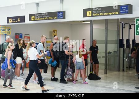 Touristes britanniques faisant la queue après le Brexit dans la ligne de passeport non UE à Passport Control - aéroport de Lanzarote Banque D'Images