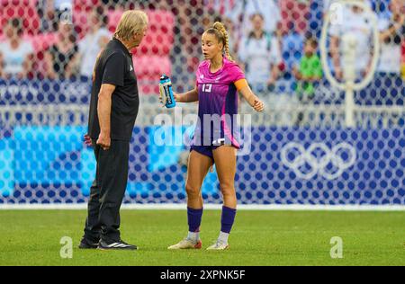 Lyon, France. 06 août 2024. Horst Hrubesch, entraîneur, team manager DFB Women, Bundestrainer, Chef-entraîneur DFB Frauen, Giulia Gwinn, DFB Frauen 15 SAD après le coup de sifflet final du match de demi-finale olympique féminin ALLEMAGNE - USA 0-1 N.V. au stade de Lyon à Lyon le 6 août 2024 à Lyon, France. Saison 2024/2025 photographe : ddp images/STAR-images crédit : ddp Media GmbH/Alamy Live News Banque D'Images