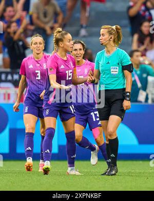 Lyon, France. 06 août 2024. Giulia Gwinn, DFB Frauen 15 Kathrin-Julia HENDRICH, DFB Frauen 3 Sara Doorsoun, DFB Frauen 13 arbitre Bouchra Karboubi (Mar) avec sifflet, gestes, spectacles, montre, action individuelle, Schiedsrichter, Hauptschiedsrichter, schiri, Pfeiffe, Pfiff, lors du match de demi-finale olympique féminin ALLEMAGNE - USA 0-1 N.V. au stade de Lyon à Lyon le 6 août 2024 à Lyon, France. Saison 2024/2025 photographe : ddp images/STAR-images crédit : ddp Media GmbH/Alamy Live News Banque D'Images