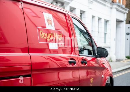 LONDRES- 23 JUILLET 2024 : Red Royal mail Van est livré à Chelsea, au sud-ouest de Londres Banque D'Images